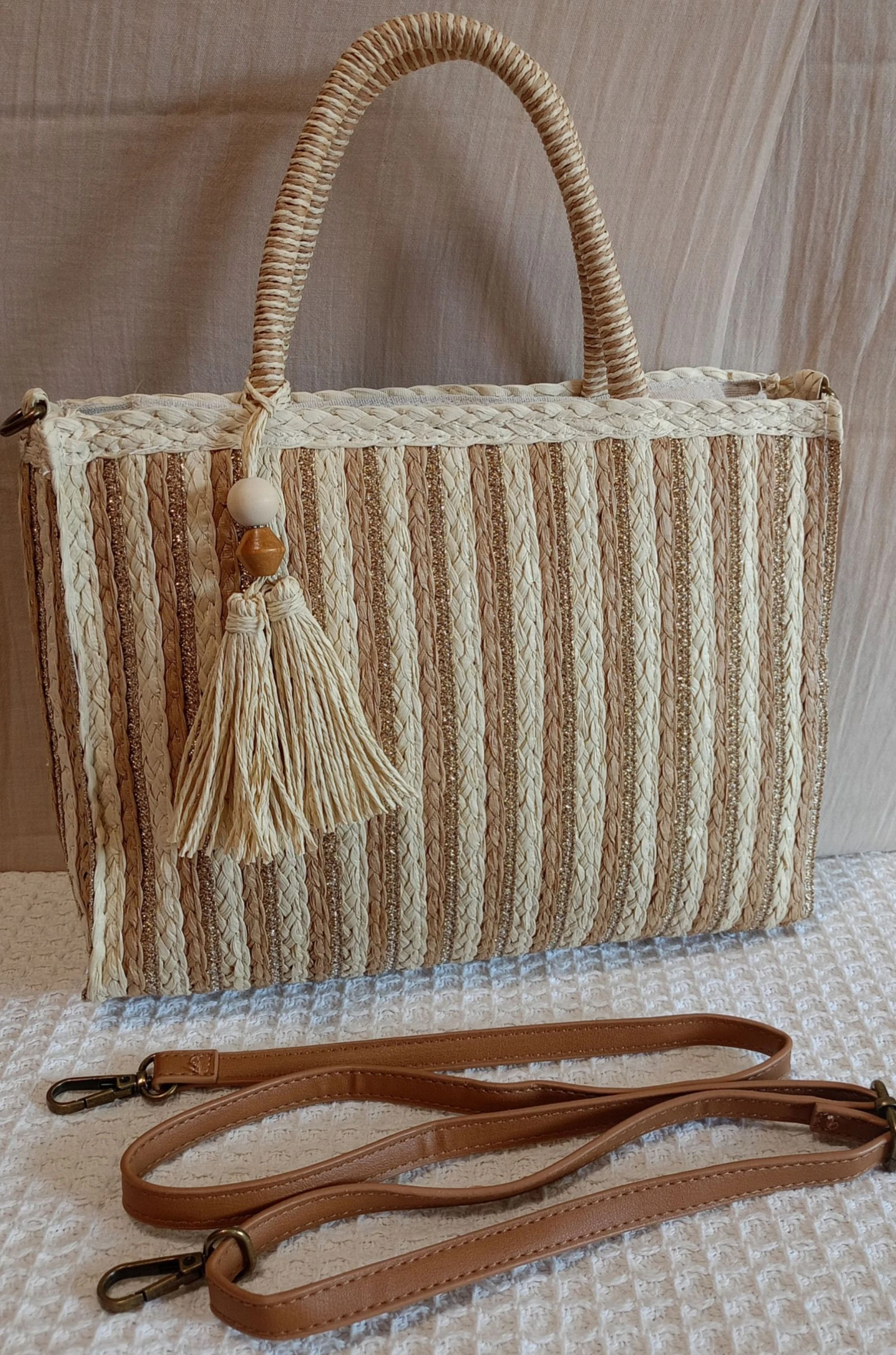 Bolso tote de rafia a rayas beige blanco con detalles dorados 